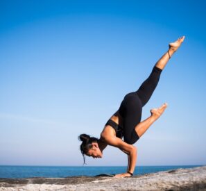 yoga strength woman balance 2587066